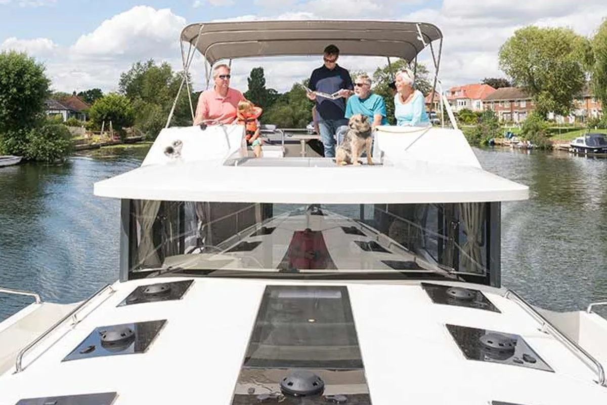 Deck of Horizon 4 - Premier 6, a Cygnet Horizon 4 motorboat at Castelnaudary, France