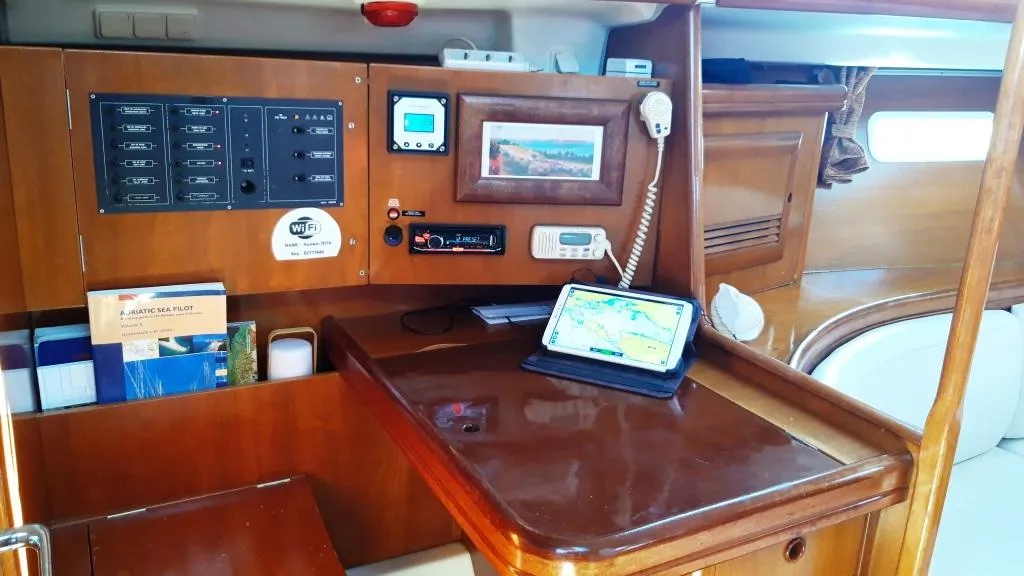 Salon of Škuribanda, a Beneteau Oceanis 393 sailboat at Split, Croatia