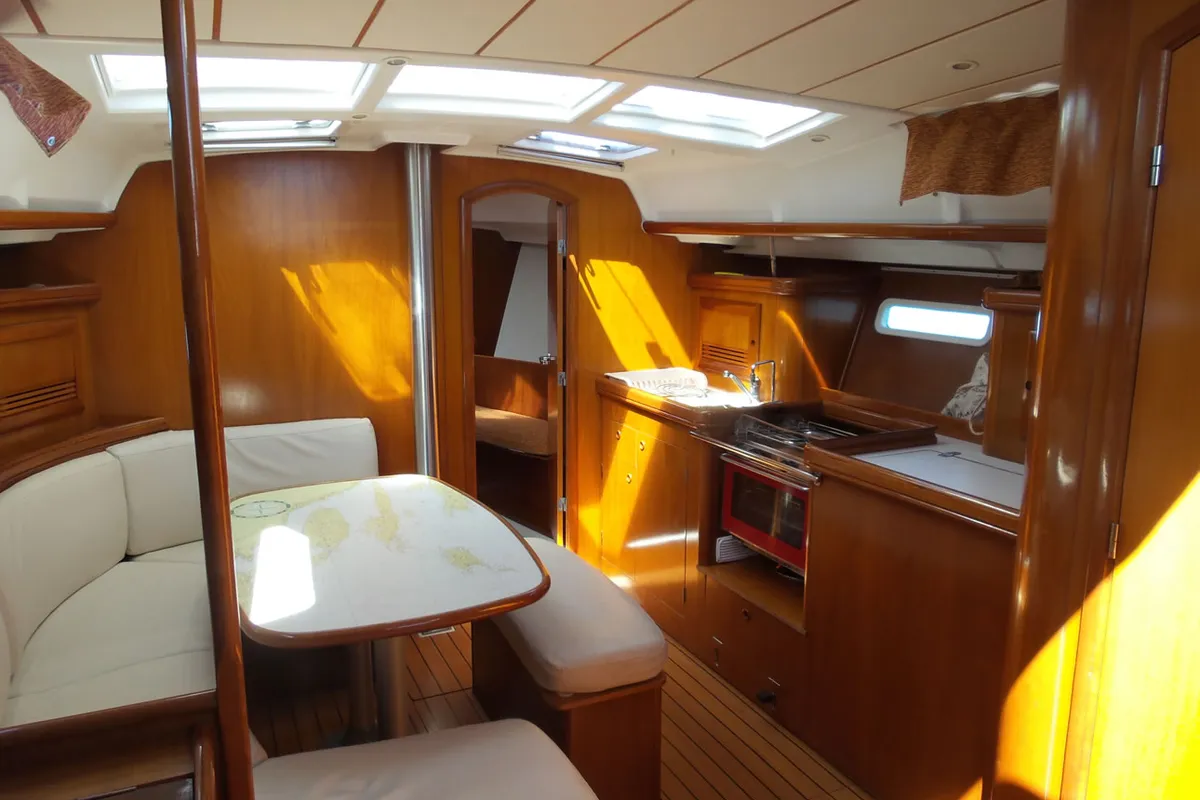 Salon of Škuribanda, a Beneteau Oceanis 393 sailboat at Split, Croatia
