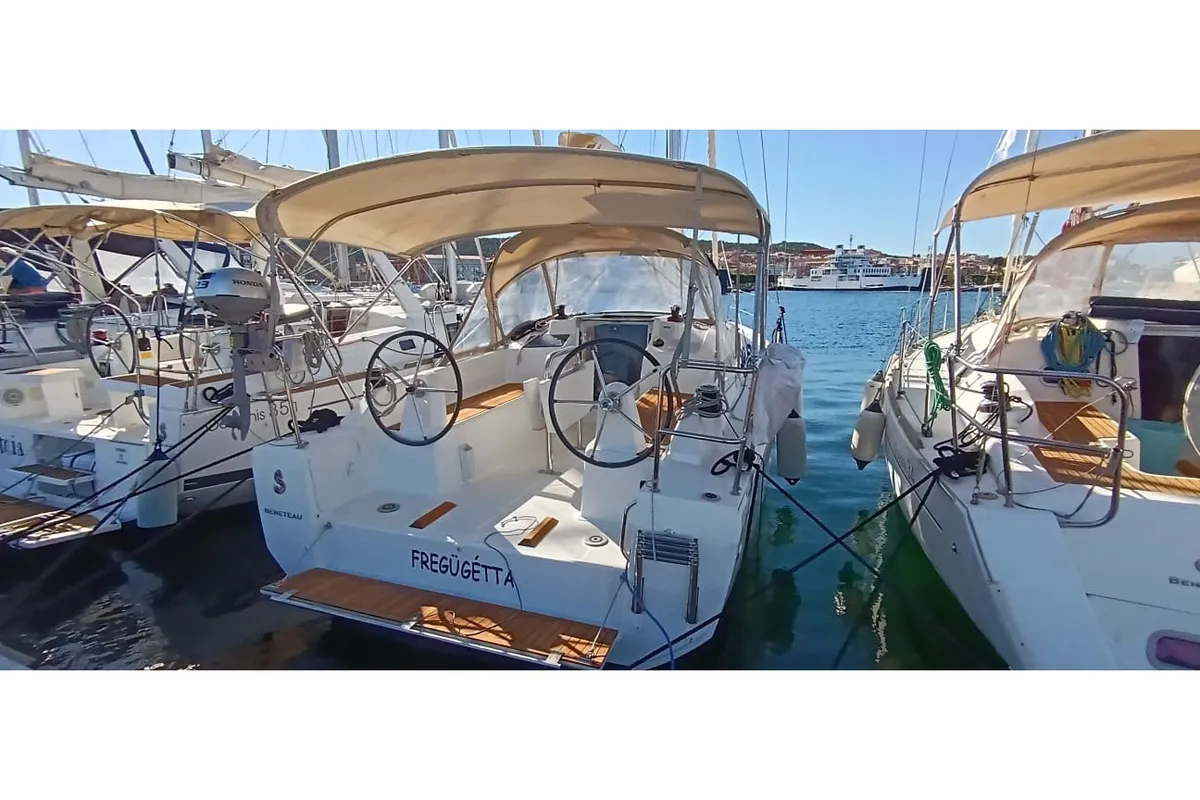 Exterior view of Fregugetta, a Beneteau Oceanis 30.1 sailboat at U Pàize, Italy