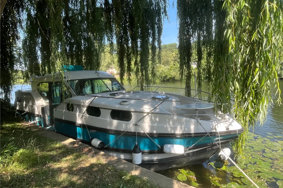 Exterior view of Concerto 2, a Nicols Confort 1100 motorboat at Sablé-sur-Sarthe, France