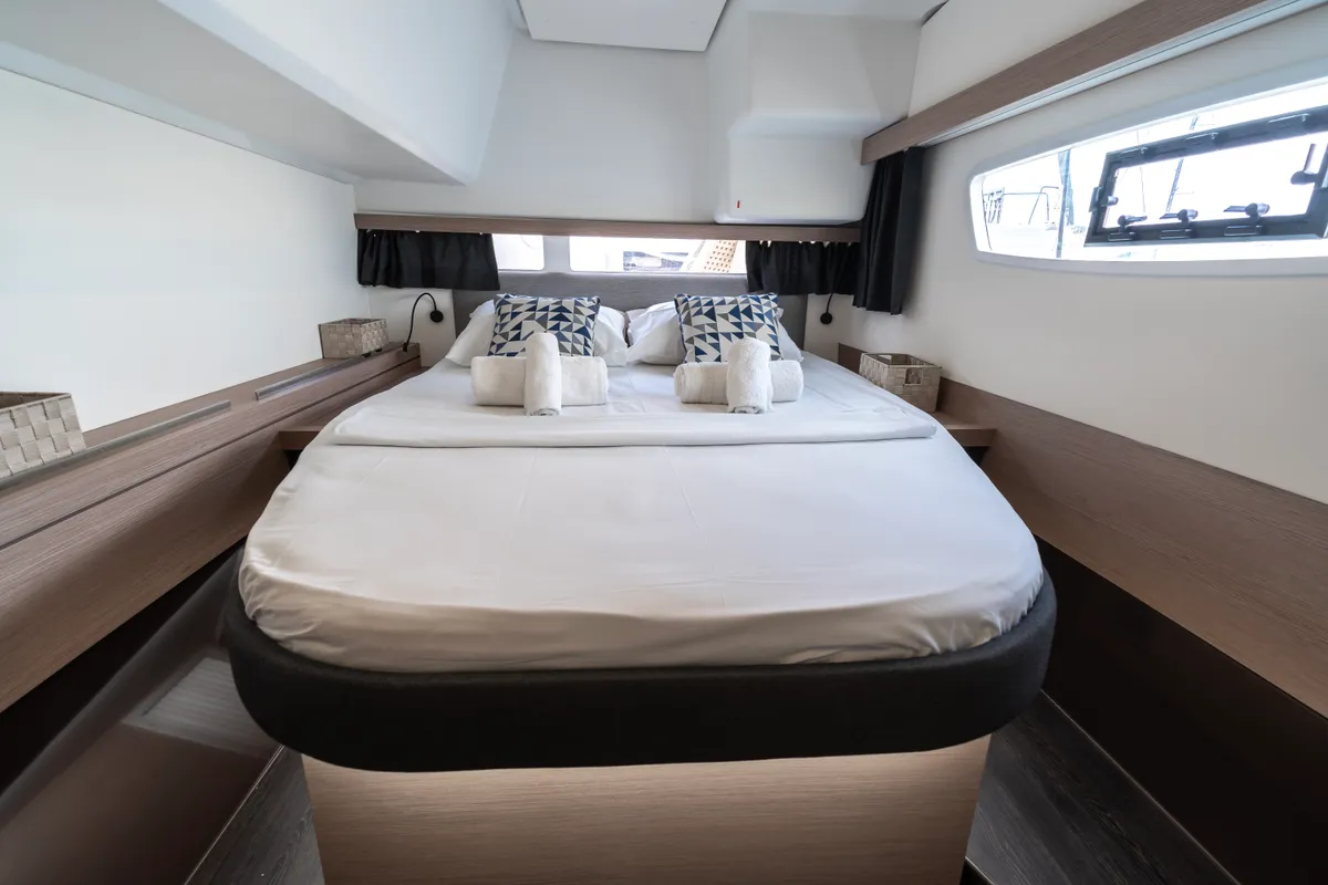 Cabin on Carpe Vitam, a Fountaine Pajot Isla 40 catamaran at Lavrion, Greece