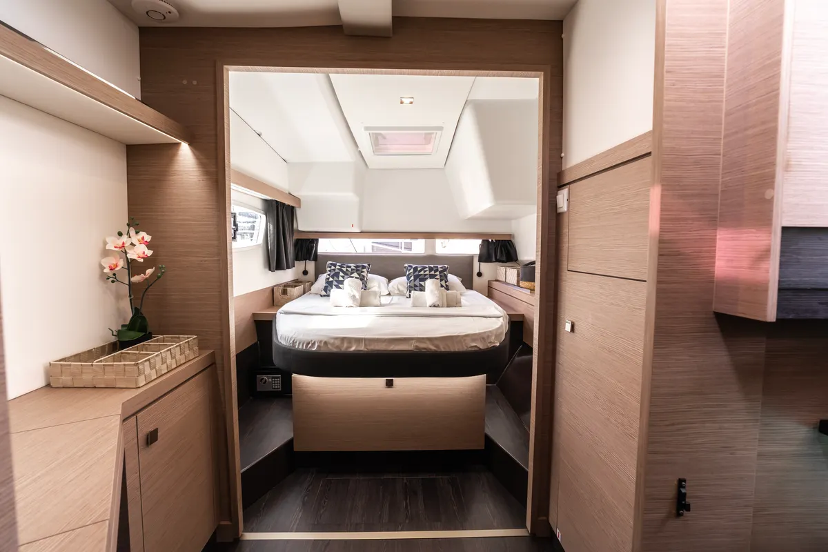 Cabin on Carpe Vitam, a Fountaine Pajot Isla 40 catamaran at Lavrion, Greece