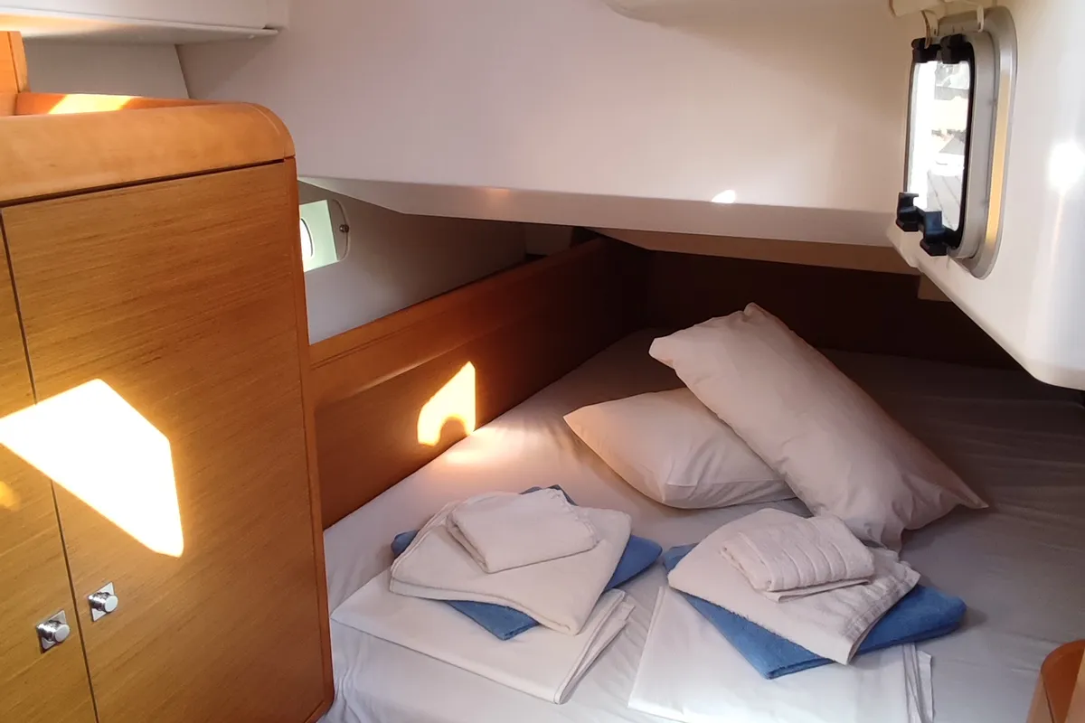 Cabin on Pasithea, a Jeanneau Sun Odyssey 439 sailboat at Volos, Greece
