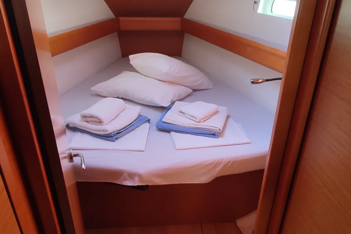 Cabin on Pasithea, a Jeanneau Sun Odyssey 439 sailboat at Volos, Greece