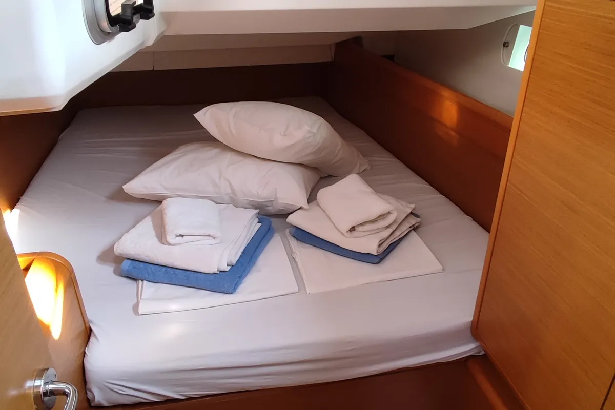 Cabin on Pasithea, a Jeanneau Sun Odyssey 439 sailboat at Volos, Greece