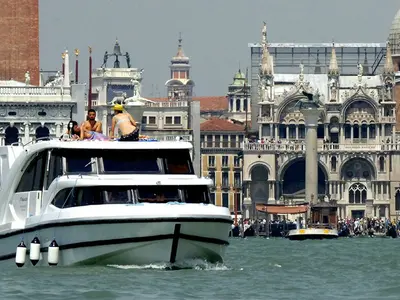01, a Houseboat Holidays Italia S.R.L. Minuetto 6 motor yacht at Casier, Italy