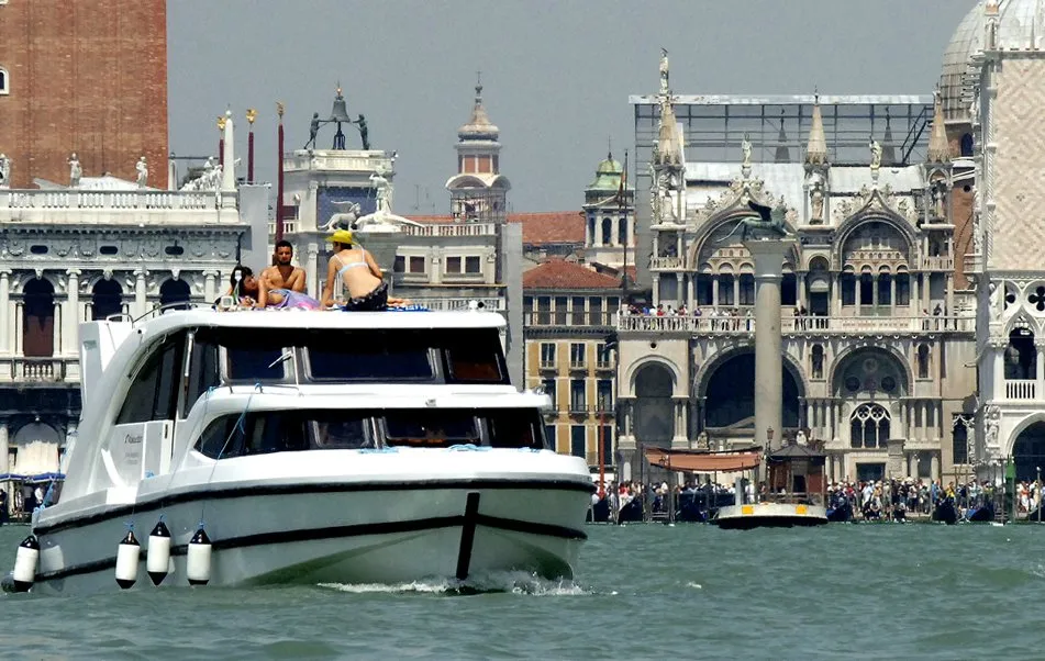 01, a Houseboat Holidays Italia S.R.L. Minuetto 6 motor yacht at Casier, Italy