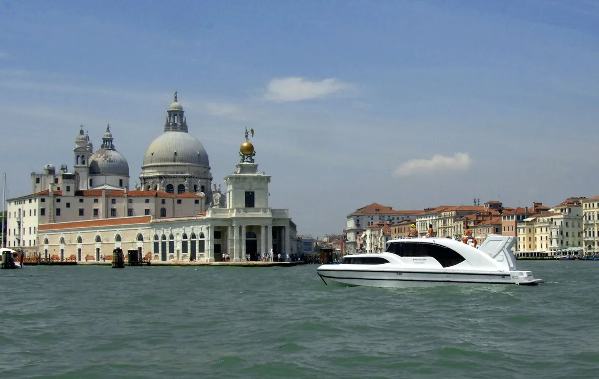 01, a Houseboat Holidays Italia S.R.L. Minuetto 6 motor yacht at Casier, Italy