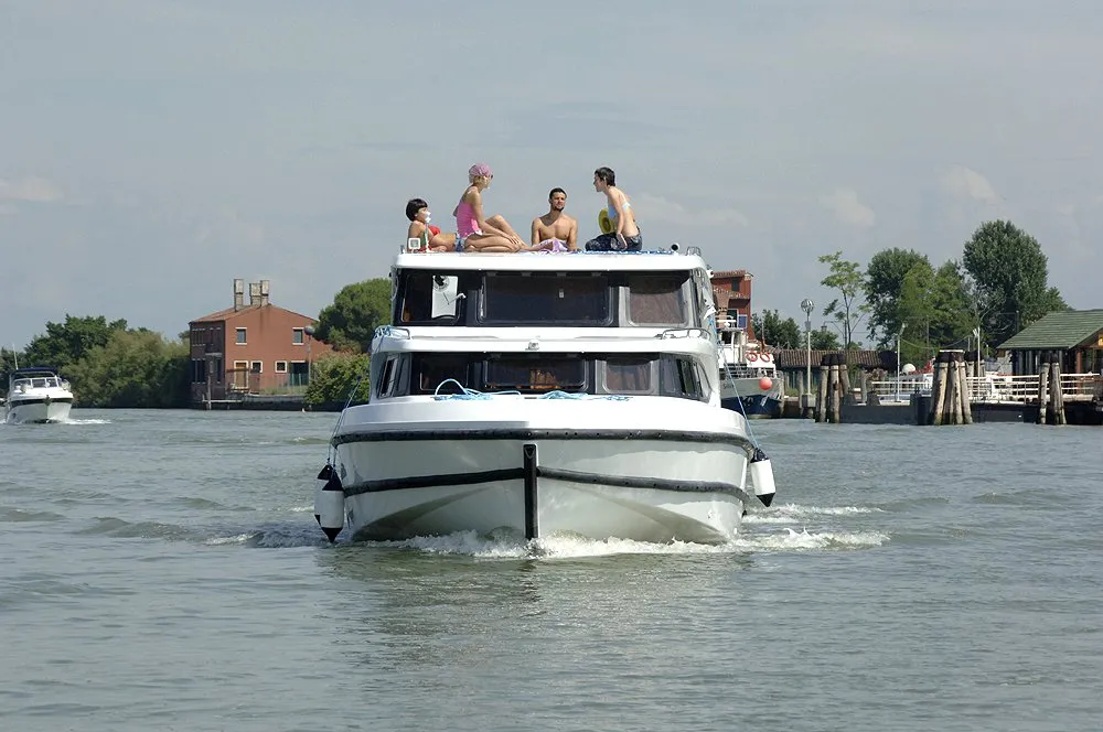 01, a Houseboat Holidays Italia S.R.L. Minuetto 6 motor yacht at Casier, Italy