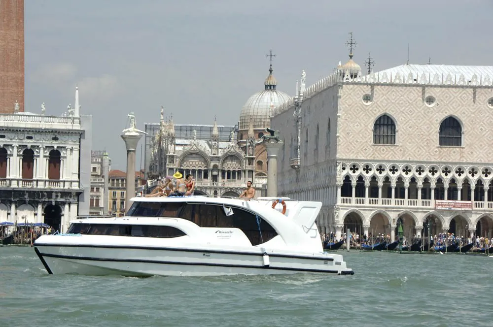 01, a Houseboat Holidays Italia S.R.L. Minuetto 6 motor yacht at Casier, Italy