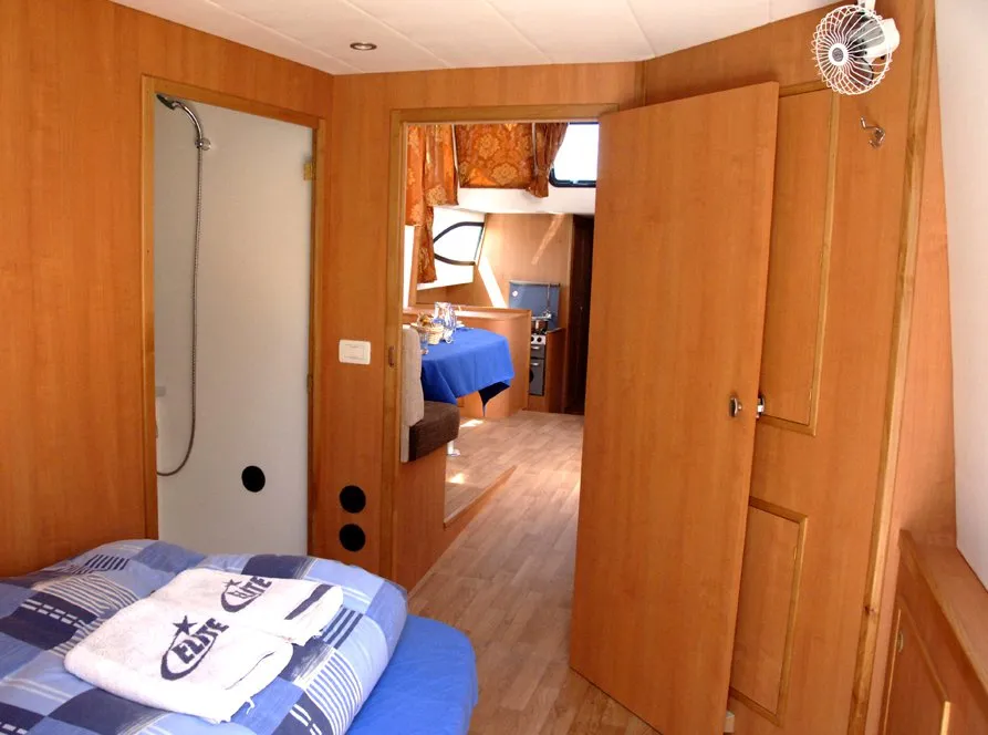 01, a Houseboat Holidays Italia S.R.L. Minuetto 6 motor yacht at Casier, Italy