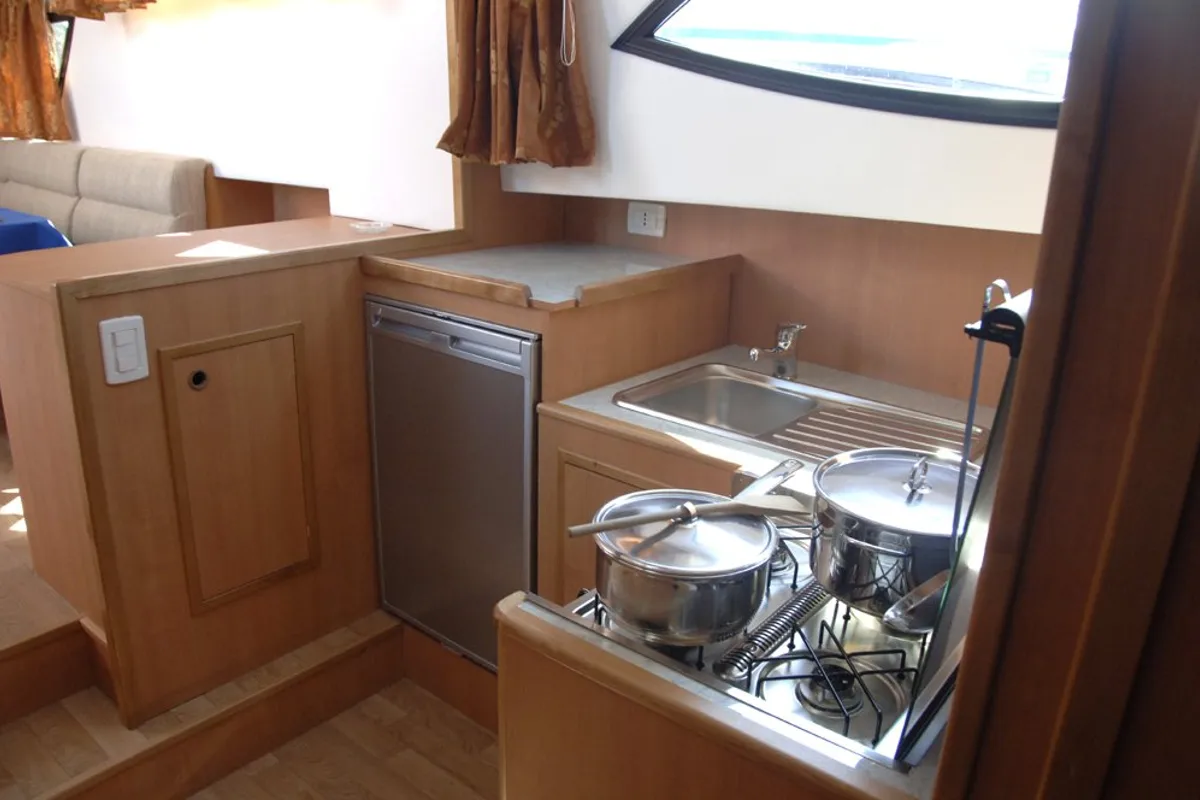 01, a Houseboat Holidays Italia S.R.L. Minuetto 6 motor yacht at Casier, Italy