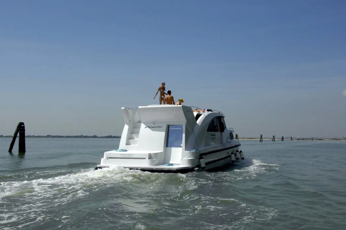 01, a Houseboat Holidays Italia S.R.L. Minuetto 6 motor yacht at Casier, Italy