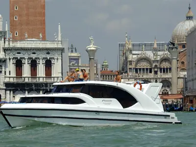 01, a Houseboat Holidays Italia S.R.L. Minuetto 6 motor yacht at Casier, Italy
