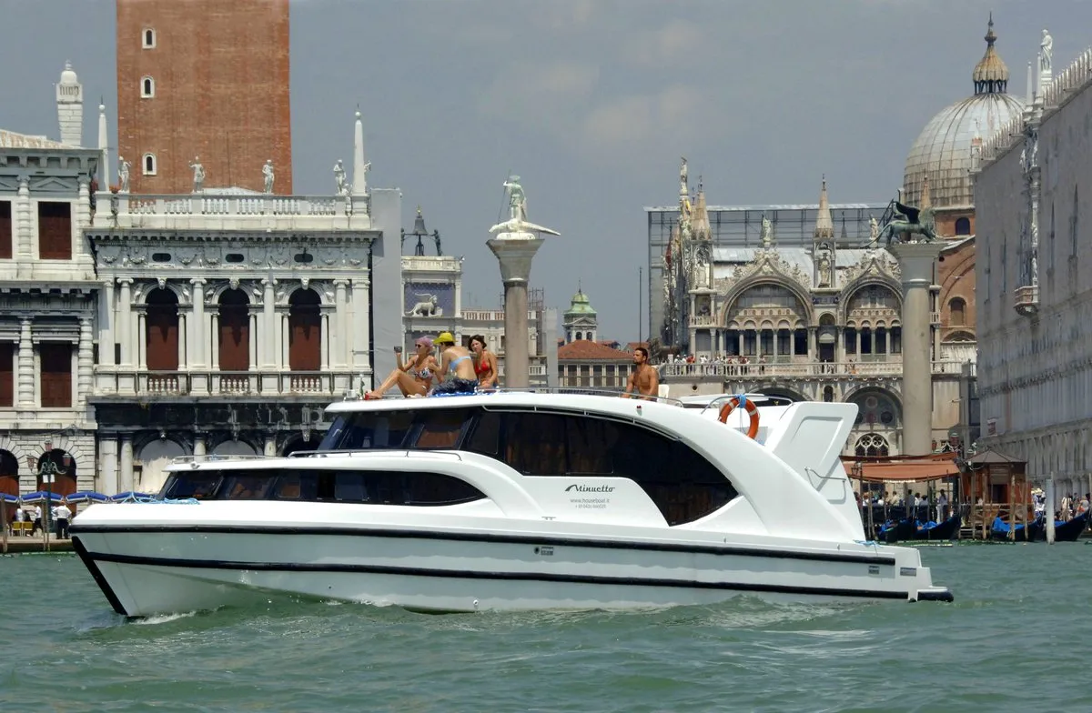 01, a Houseboat Holidays Italia S.R.L. Minuetto 6 motor yacht at Casier, Italy