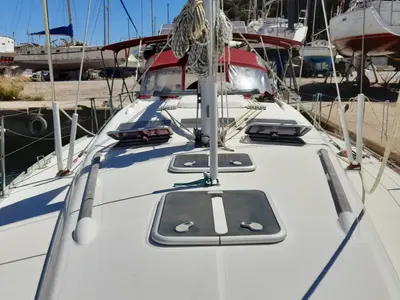 Deck of Fiji, a Beneteau Oceanis 393 sailboat at Pylos, Greece