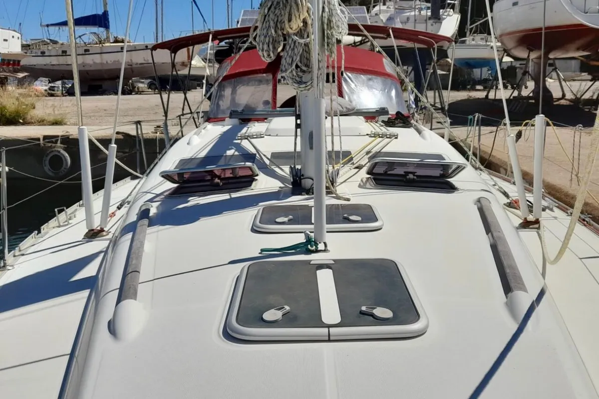 Deck of Fiji, a Beneteau Oceanis 393 sailboat at Pylos, Greece
