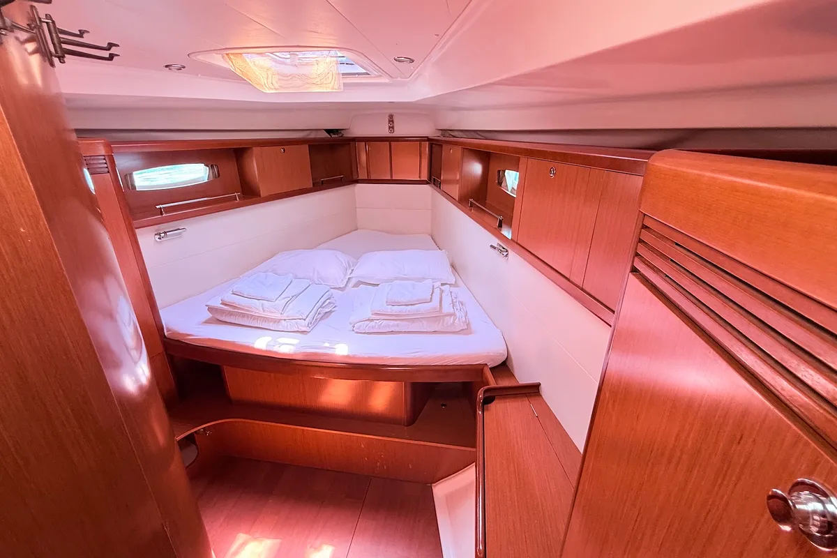 Cabin on Juliette, a Beneteau Oceanis 46 sailboat at Općina Sukošan, Croatia