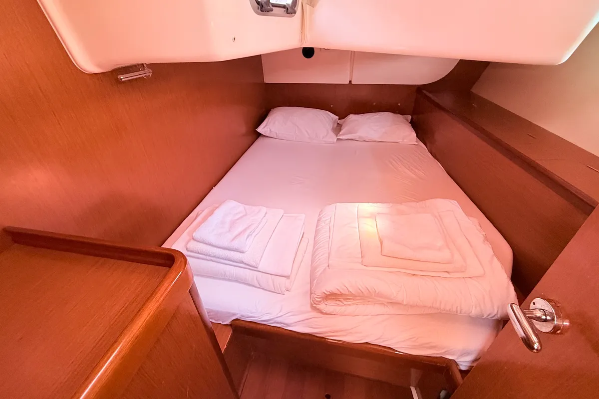 Cabin on Juliette, a Beneteau Oceanis 46 sailboat at Općina Sukošan, Croatia