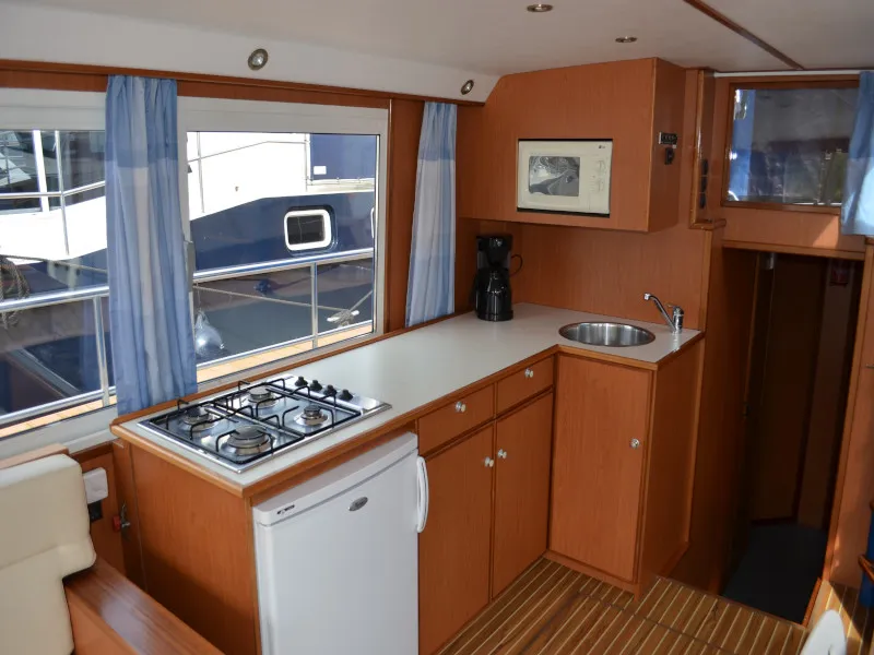 Galley of Holidaytime, a De Drait Safari Houseboat 1200 motorboat at Drachten, Netherlands