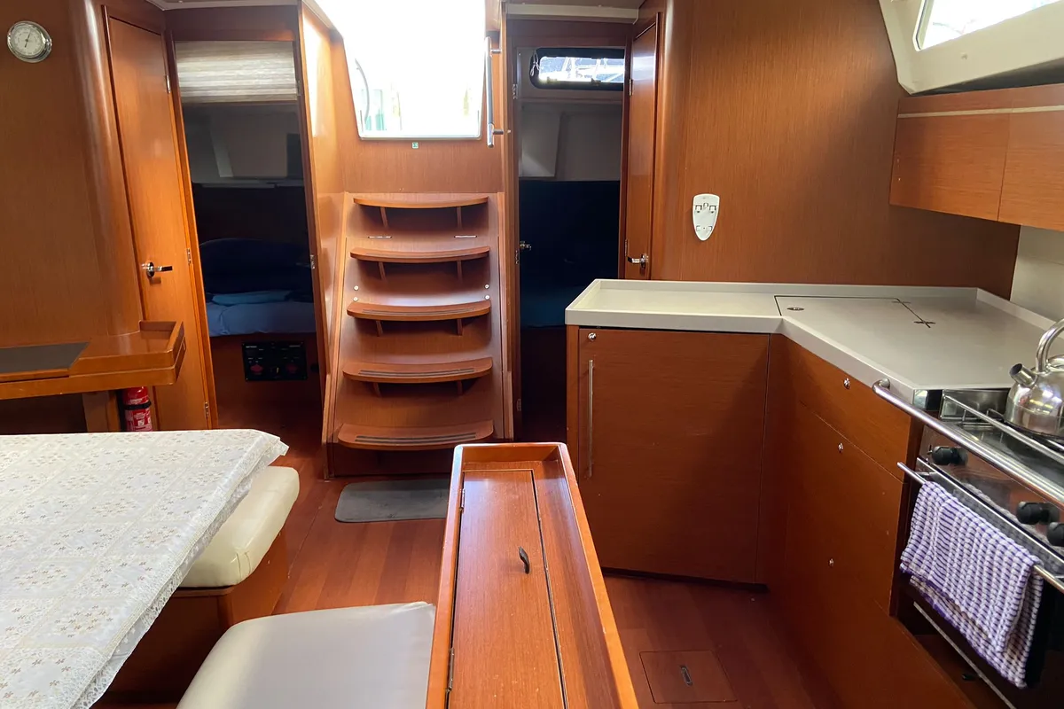 Salon of Elisa, a Beneteau Oceanis 46.1 sailboat at Procida, Italy