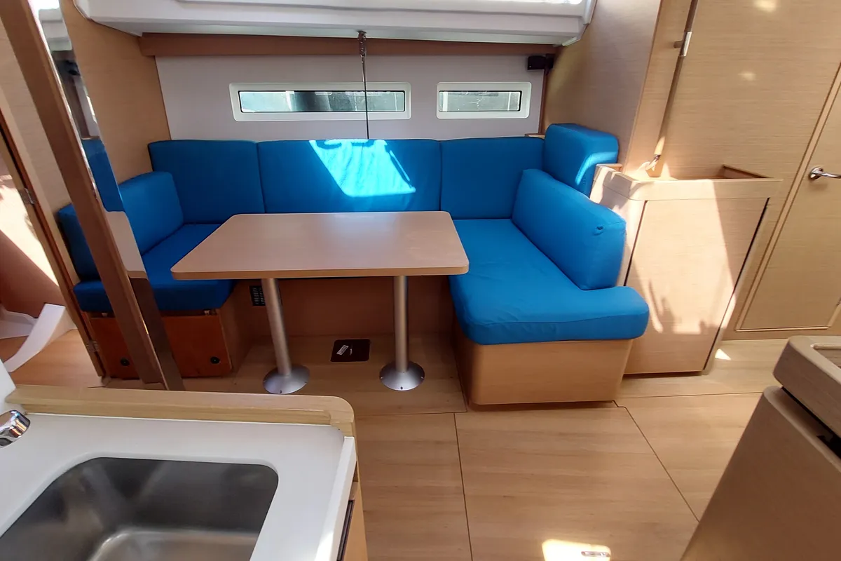 Salon of Aquilante, a Jeanneau Sun Odyssey 440 sailboat at Rosignano Solvay, Italy