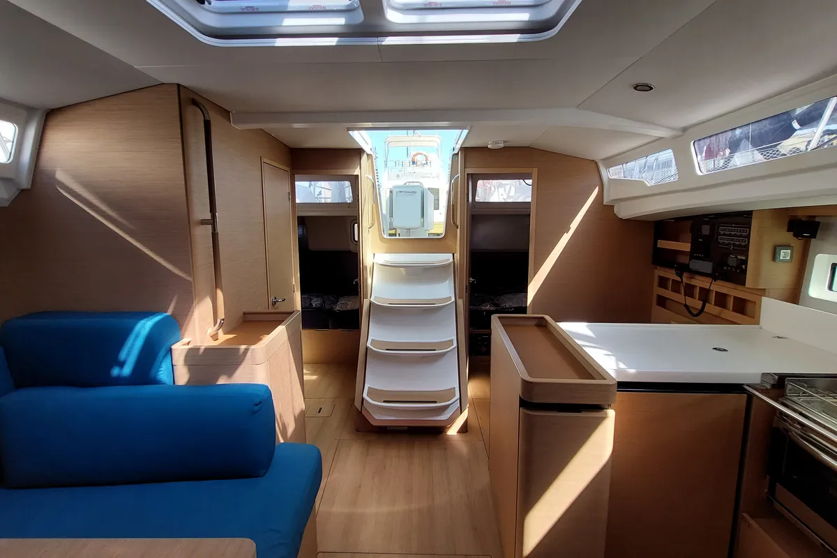 Salon of Aquilante, a Jeanneau Sun Odyssey 440 sailboat at Rosignano Solvay, Italy