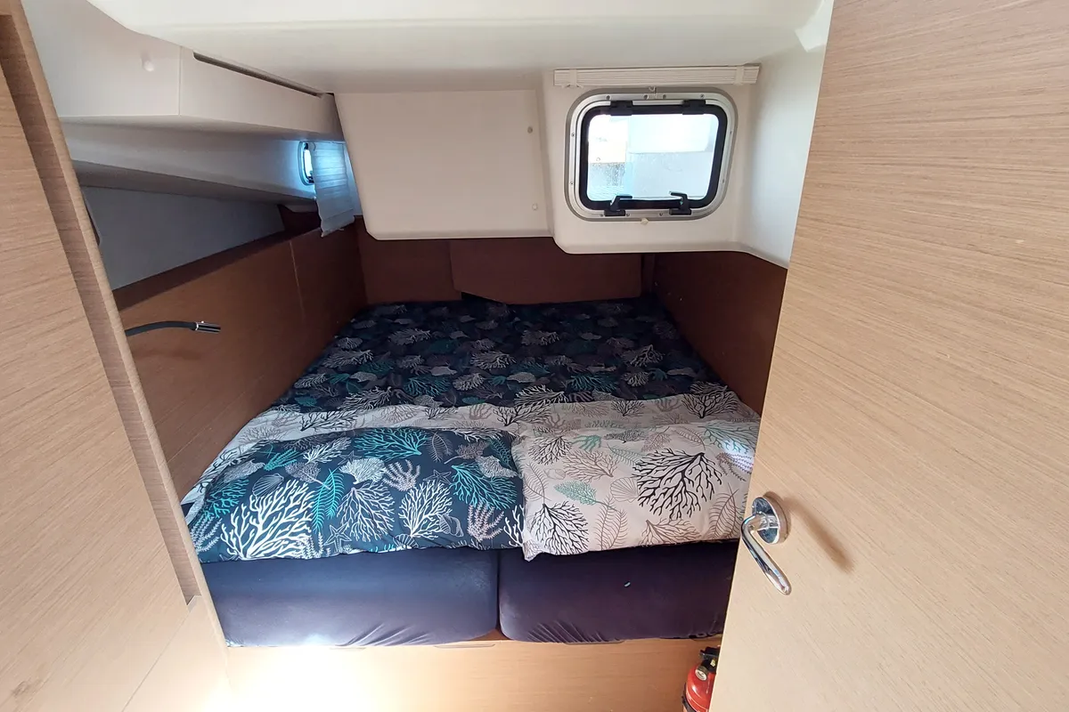 Cabin on Aquilante, a Jeanneau Sun Odyssey 440 sailboat at Rosignano Solvay, Italy