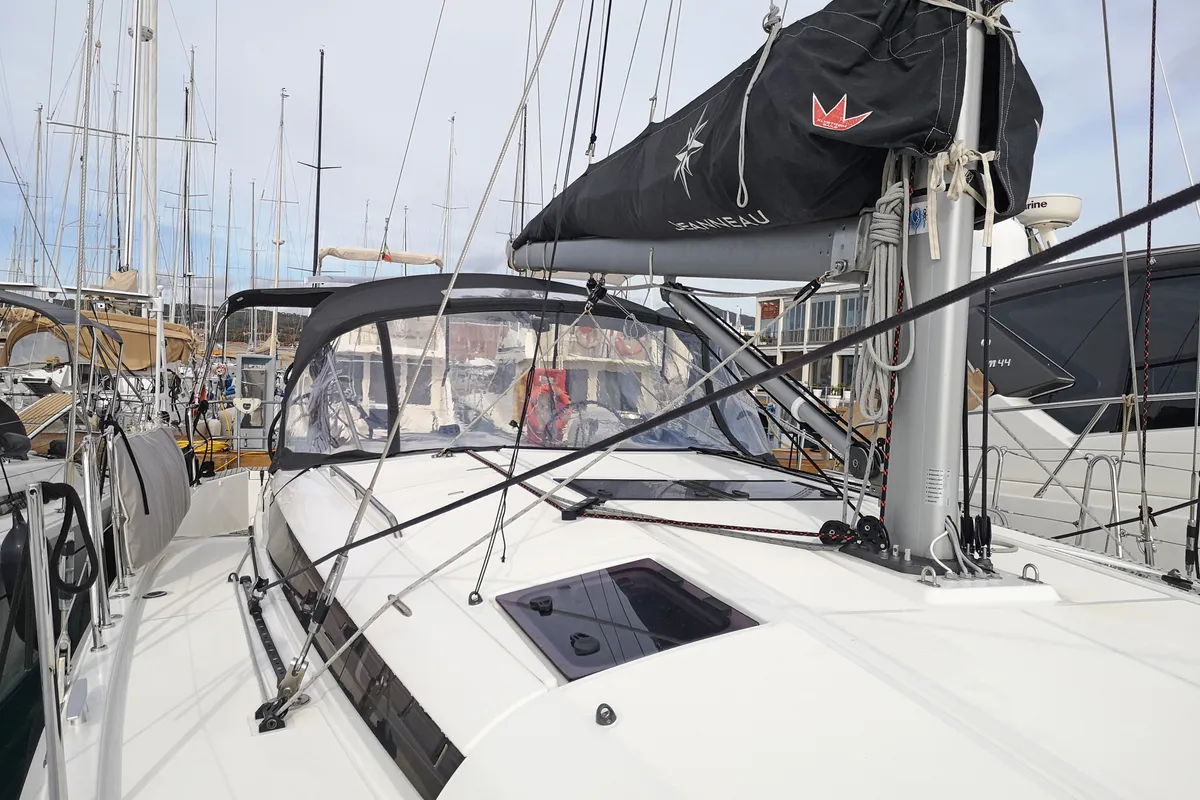 Deck of Aquilante, a Jeanneau Sun Odyssey 440 sailboat at Rosignano Solvay, Italy