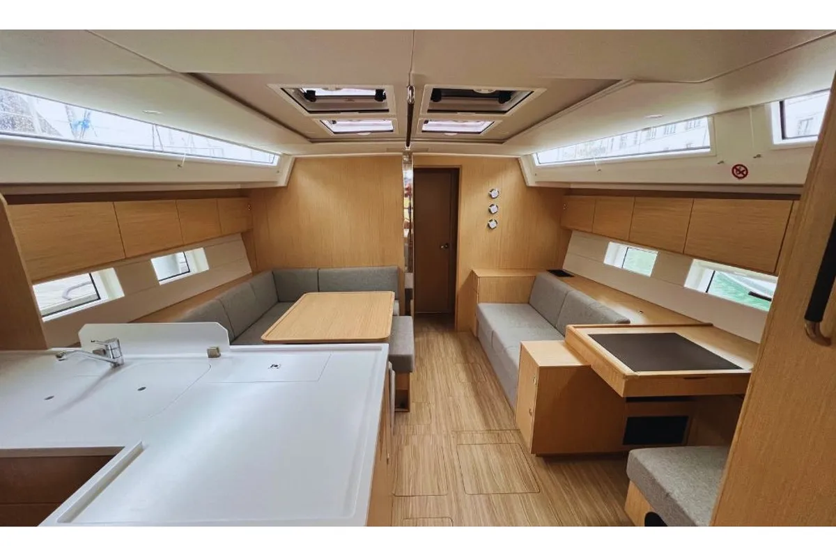 Salon of MALENA, a Bavaria C50 sailboat at Cecina, Italy