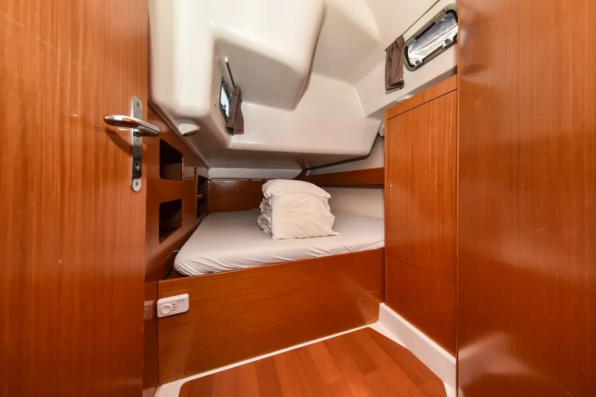 Cabin on Papalina, a Beneteau Cyclades 50.5 sailboat at Općina Sukošan, Croatia