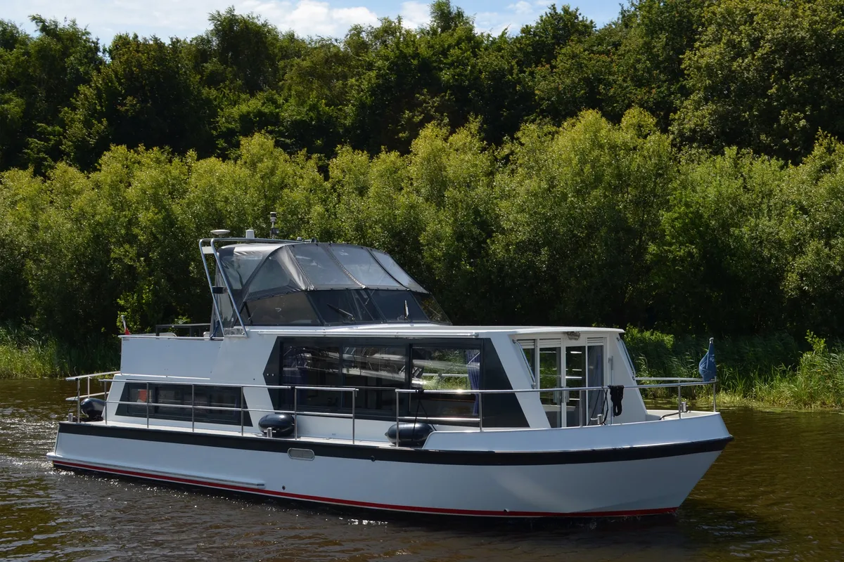 Exterior view of Sunshine, a De Drait Safari Houseboat 1050 motorboat at Drachten, Netherlands