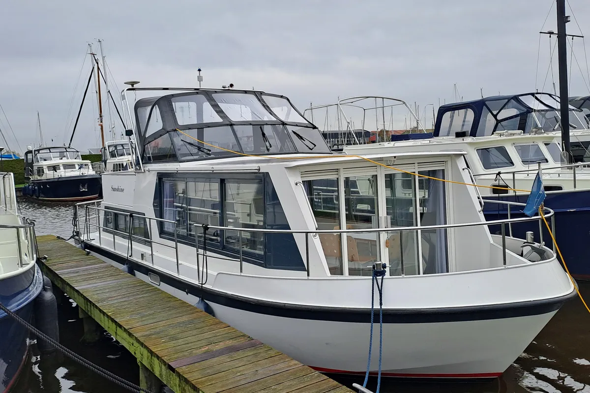 Exterior view of Sunshine, a De Drait Safari Houseboat 1050 motorboat at Drachten, Netherlands