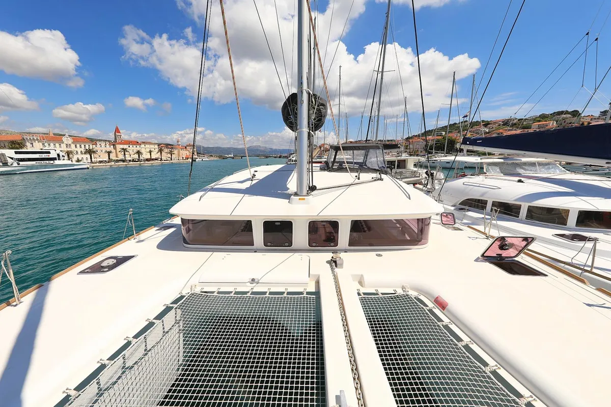 Deck of Pagomo nayan, a Lagoon 400 catamaran at Grad Trogir, Croatia