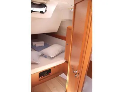 Cabin on Evelina, a Jeanneau Sun Odyssey 509 sailboat at Kontokali, Greece
