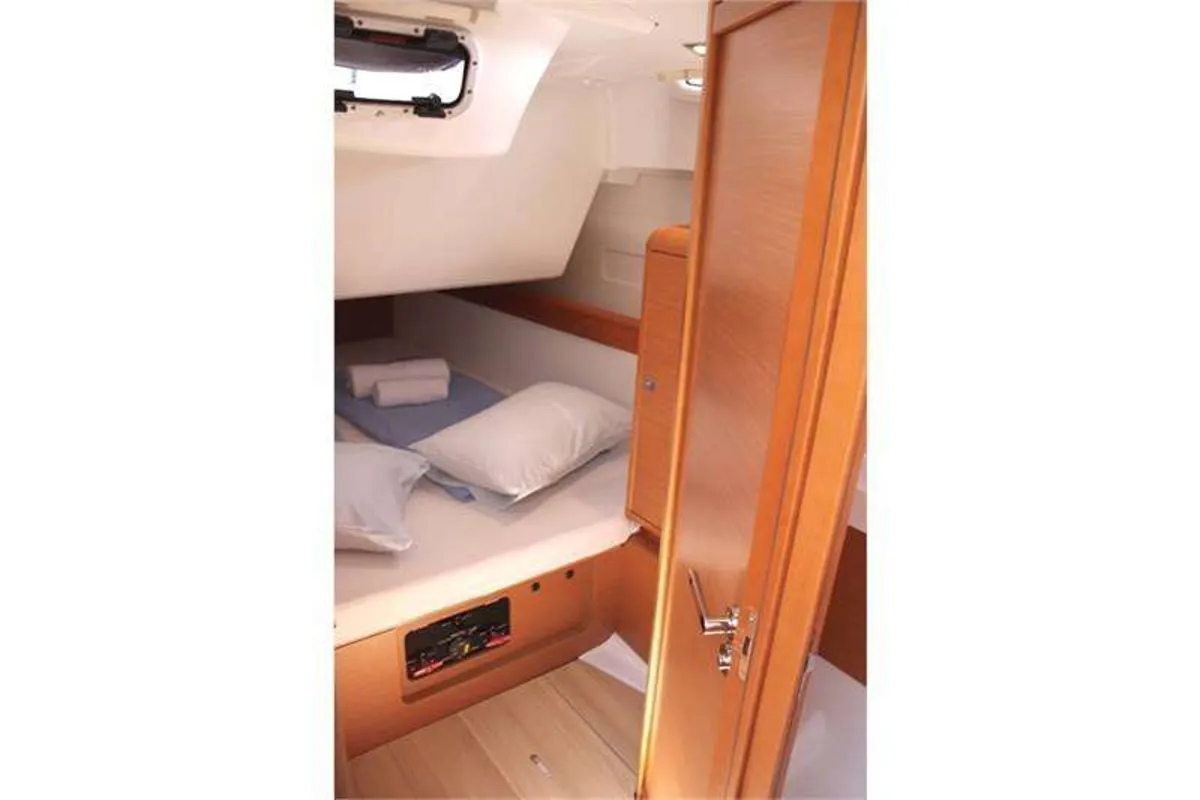 Cabin on Evelina, a Jeanneau Sun Odyssey 509 sailboat at Kontokali, Greece