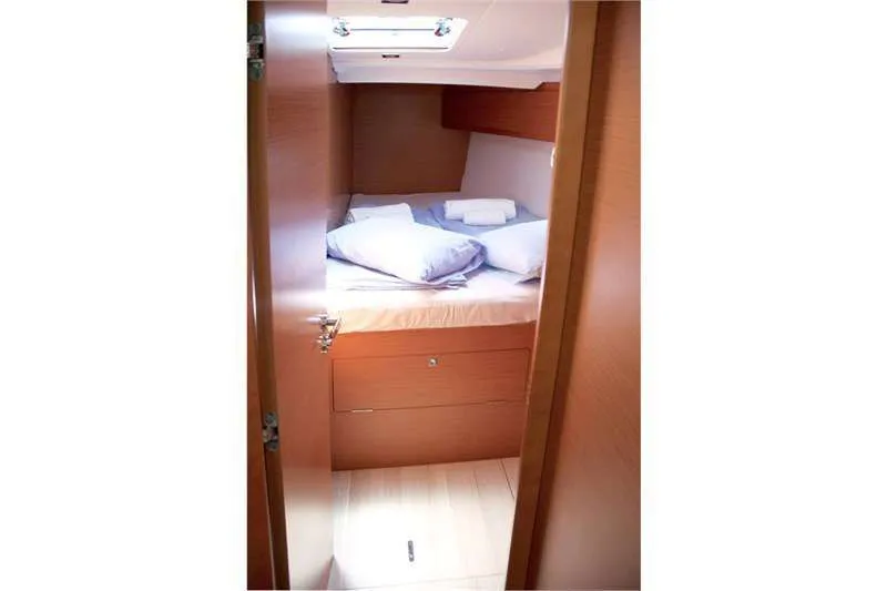 Cabin on Evelina, a Jeanneau Sun Odyssey 509 sailboat at Kontokali, Greece
