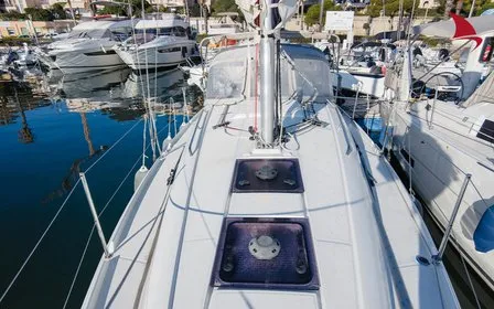 Deck of Amour, a Beneteau Oceanis 30.1 sailboat at Plan-d'Aups-Sainte-Baume, France