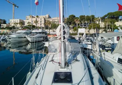 Deck of Amour, a Beneteau Oceanis 30.1 sailboat at Plan-d'Aups-Sainte-Baume, France