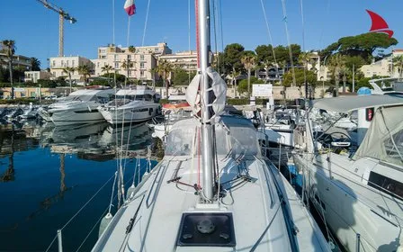Deck of Amour, a Beneteau Oceanis 30.1 sailboat at Plan-d'Aups-Sainte-Baume, France