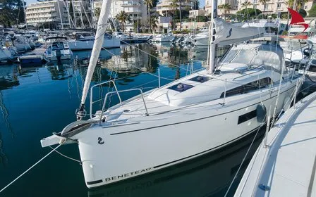 Exterior view of Amour, a Beneteau Oceanis 30.1 sailboat at Plan-d'Aups-Sainte-Baume, France