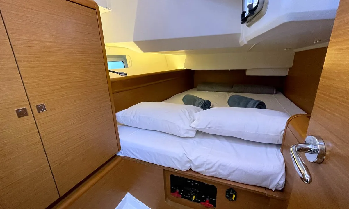 Cabin on Amelie, a Jeanneau Sun Odyssey 449 sailboat at Kontokali, Greece