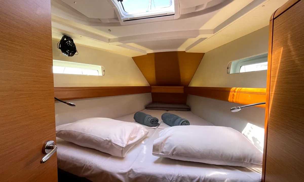 Cabin on Amelie, a Jeanneau Sun Odyssey 449 sailboat at Kontokali, Greece