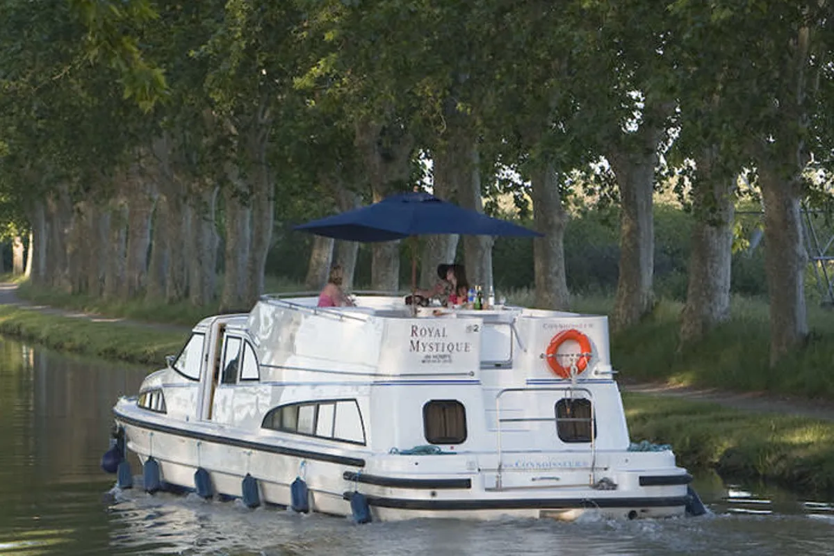 Exterior view of Royal Mystique A - Comfort Plus 4, a Cygnet Royal Mystique motorboat at Portiragnes, France