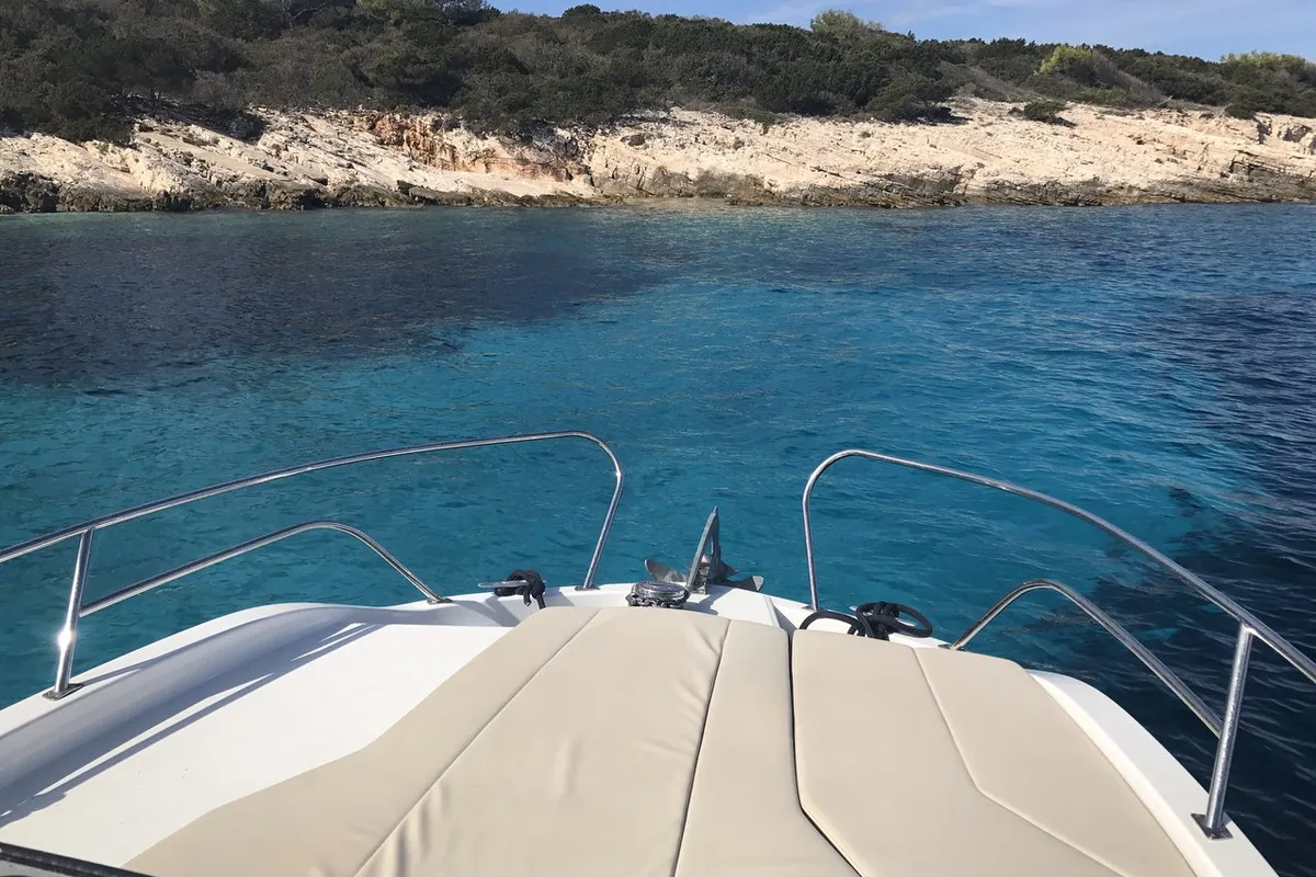 Deck of Beneteau Flyer 7.7 Sun Deck, a Beneteau Flyer 7.7 Sun Deck motorboat at Grad Trogir, Croatia