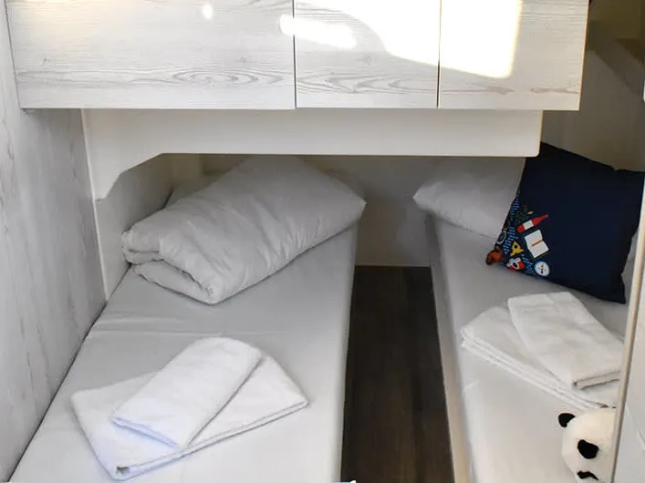 Cabin on Horizon 5 - Premier 27, a Cygnet Horizon 5 motorboat at Carrick-on-Shannon, Ireland