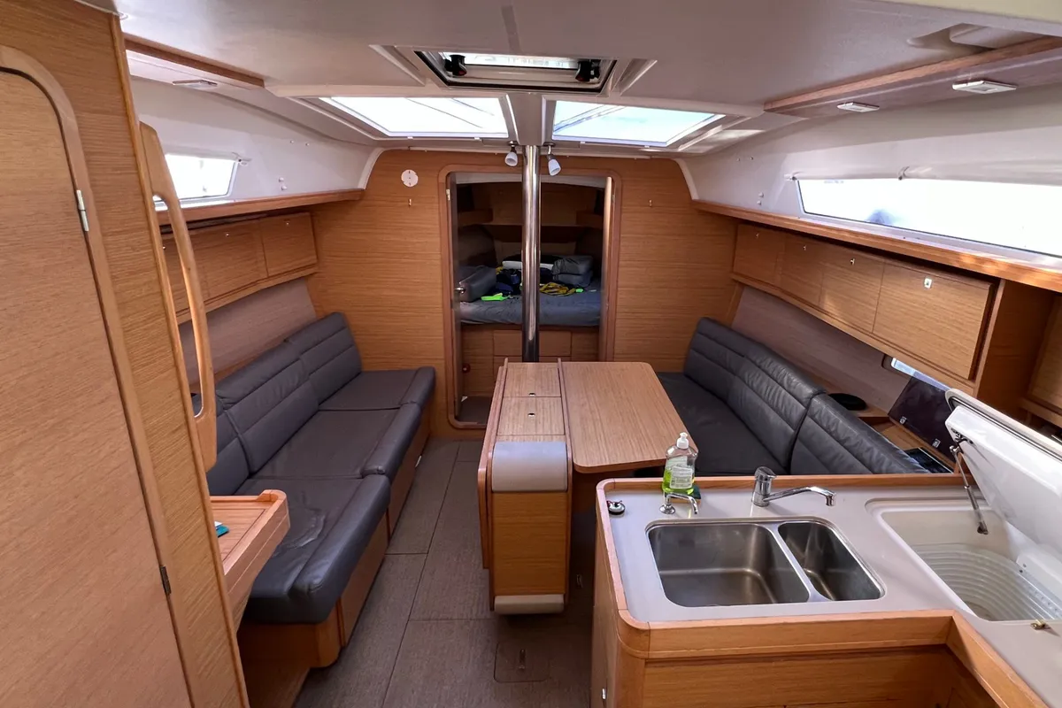 Salon of Excalibur, a Dufour 382 Grand Large sailboat at Kerners, France