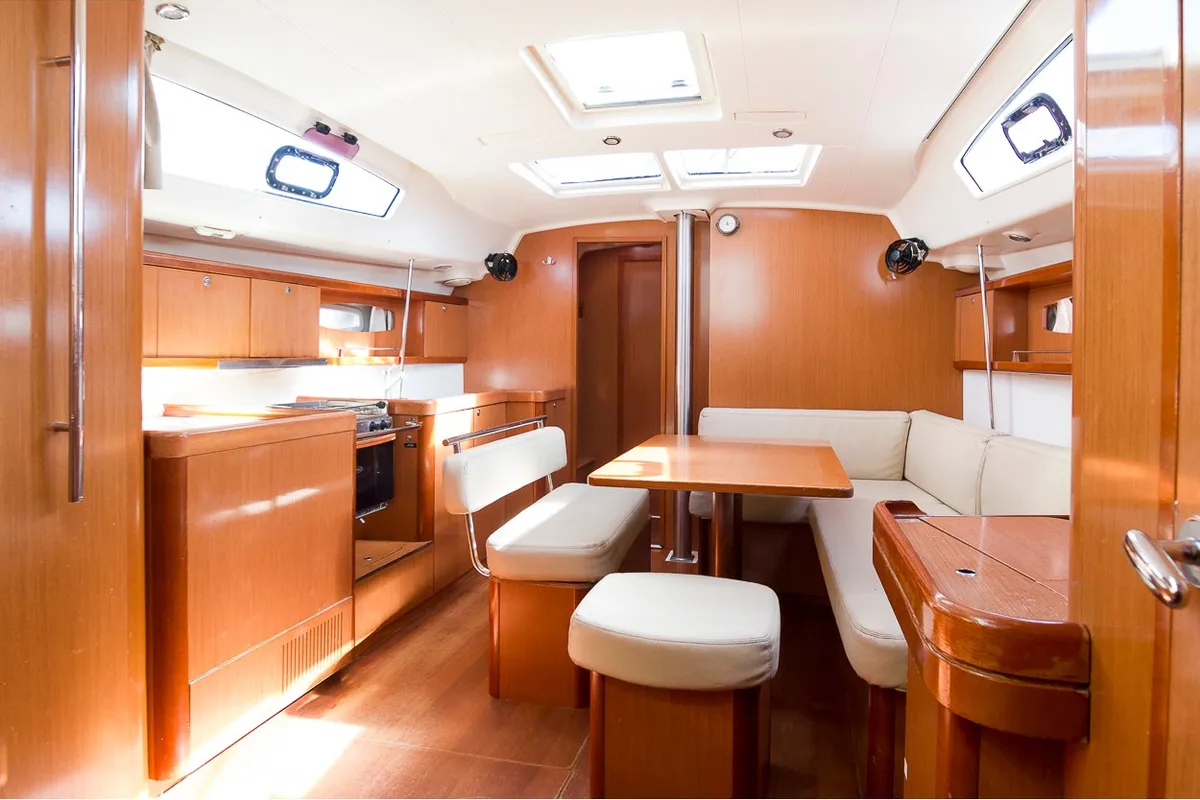 Salon of Demonio de Tasmania, a Beneteau Oceanis 43 sailboat at Santa Cruz de Tenerife, Spain