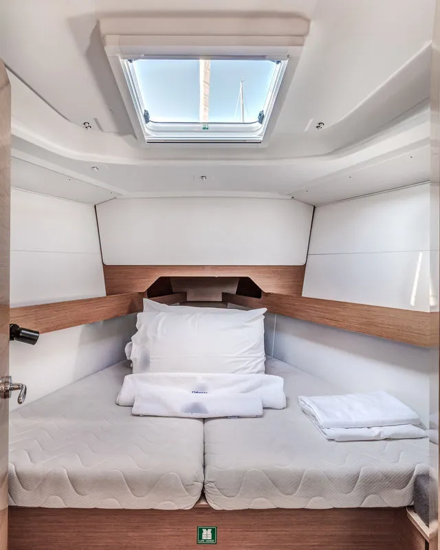 Cabin on Pelti, a Jeanneau Sun Odyssey 349 sailboat at Kontokali, Greece